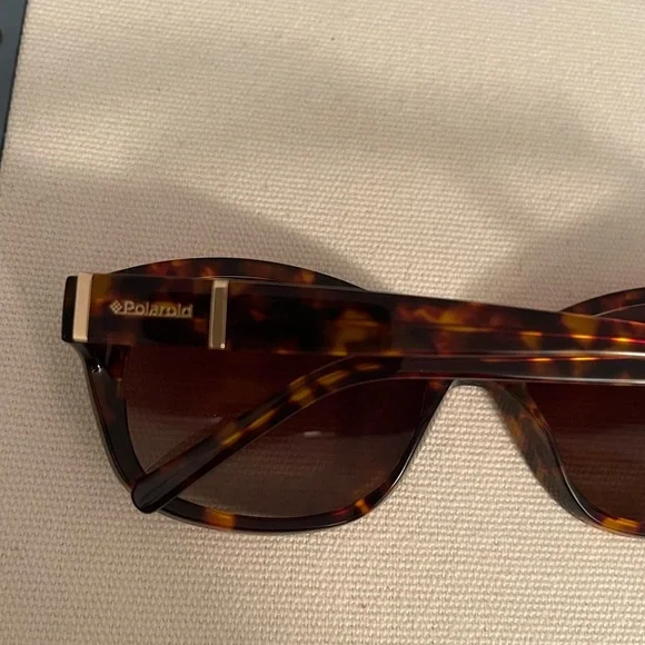 Women Polaroid Tortoise Shell Sunglasses - Picture 4 of 8
